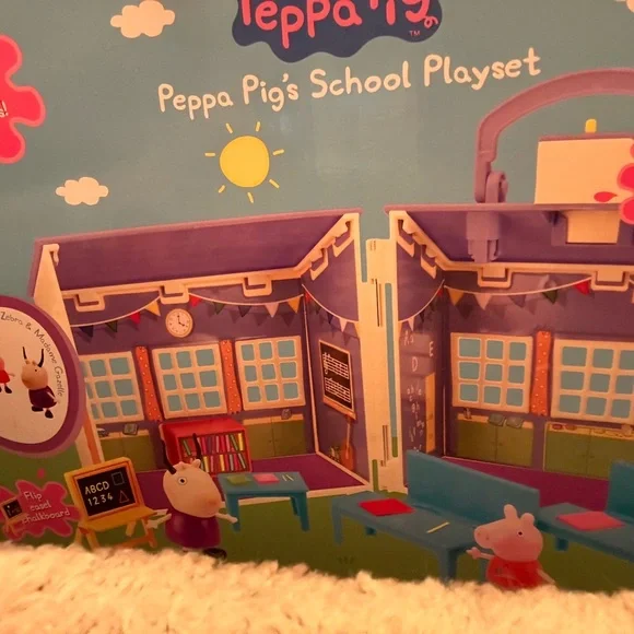Peppa Pig School Playset & Figures NEW !! - Picture 7 of 9